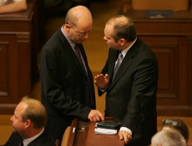 Kandidáti na šéfa ČSSD Michal Hašek (vpravo) a Bohuslav Sobotka ve sněmovně.