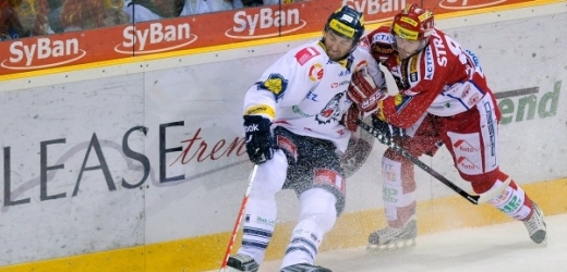 Hokejisté Slavie prý pořádali na Petra Nedvěda (v bílém) hon.