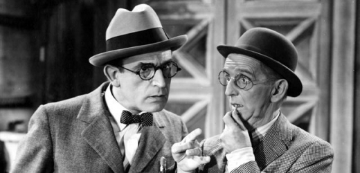 Harold Lloyd (vlevo) v jedné ze svých komedií.