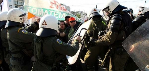 Řekové stále protestují proti škrtům, které mají zachránit zemi před krachem.