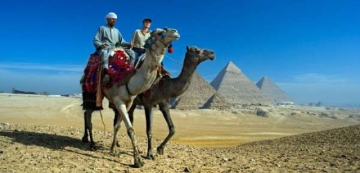 Egyptské pyramidy ze sedla velblouda.