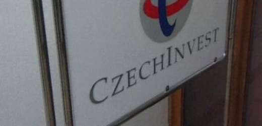 Hodnota investic do Česka loni poklesla.