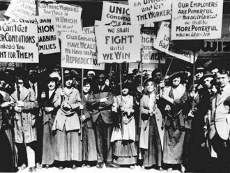 Ženy pochodují New Yorkem roku 1908.