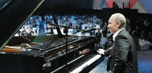 Premiér Putin si před celebritami zahrál na muzikanta.