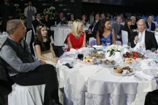 Putin seděl s Kevinem Costnerem a Ornellou Mutiovou.