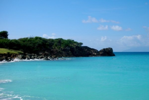 V tropickém státě Antigua a Barbuda prý protopil a prosvítil devět set tisíc eur (ilustrační foto).