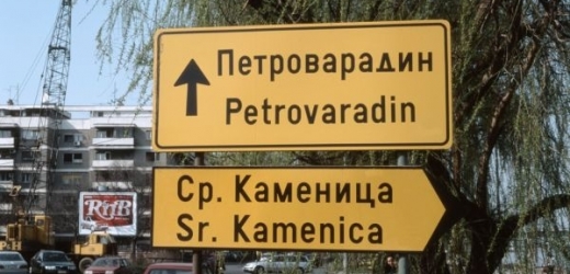 Motoristé v Srbsku mají obě písma - cyrilici i latinku - pořád na očích (ilustrační foto). 