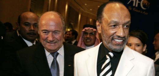 Sepp Blatter (druhý zleva) a Mohamed Bin Hamman (vepředu).