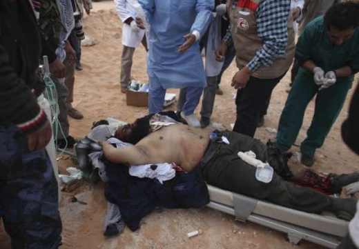 Těžce zraněný povstalec u Rás Lanúfu.