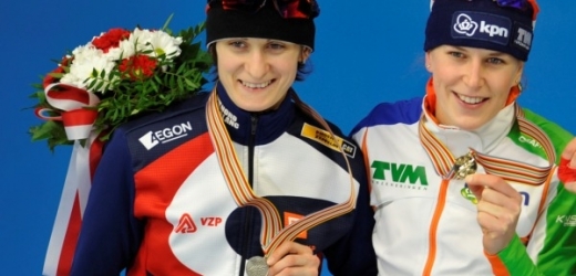 Martina Sáblíková a Ireen Wüstová s medailemi určenými mužům.