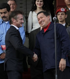 Každý máme něco. Sean Penn v Caracasu s Hugem Chávezem.