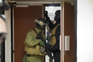 Do České televize vtrhli ozbrojení zakuklenci Vojenské policie. 
