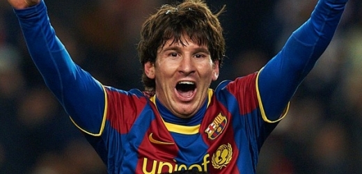 Lionel Messi se z Barcelony zatím stěhovat nebude.