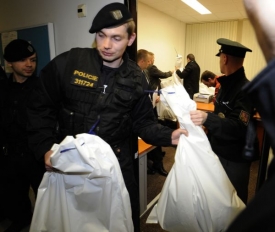 Vojenská policie si z ČT odnesla pytle plné dokumentů.