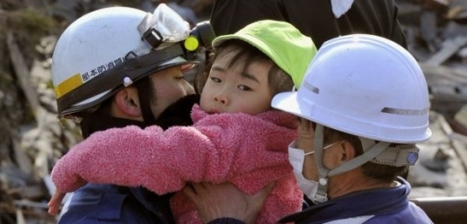 Počet obětí v Japonsku pravděpodobně poroste, pohřešují se desetitisíce lidí.