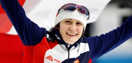 Martina Sáblíková slaví svůj triumf na 5000 metrů. 