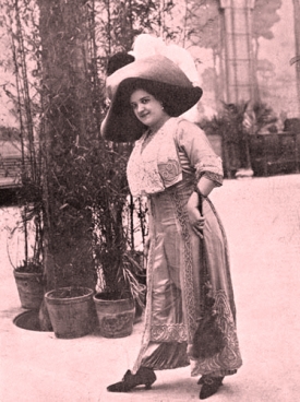 Ženské kalhoty z roku 1911. Žádná velká provokace, spíše slušivá obměna společenských šatů, přesto dámské kalhoty vyvolávaly obrovské pobouření.