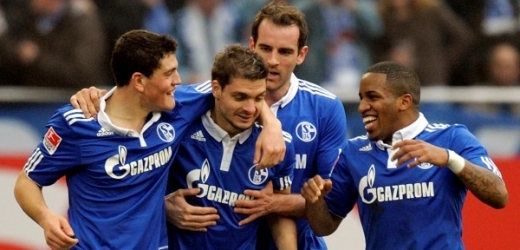 Fotbalisté Schalke se radují z vítězného gólu Charistease v zápase s Frankfurtem.