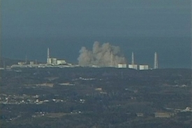 V jaderné elektrárně Fukušima se zřítila část budovy reaktoru.