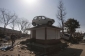 Auto stojí na střeše malého domku ve zničeném městě Sendai.