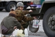 Voják rozdává pitnou vodu obyvatelům města Koriyama v provincii Fukušima.