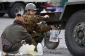 Voják rozdává pitnou vodu obyvatelům města Koriyama v provincii Fukušima.