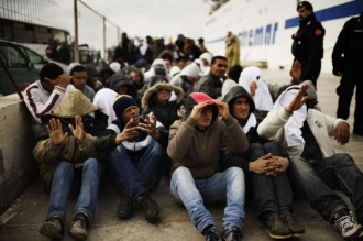 Chete nás? Běženci z Tuniska na ostrově Lampedusa.