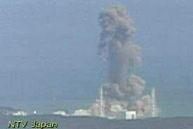 Svět se obává explozí v japonských jaderných reaktorech.