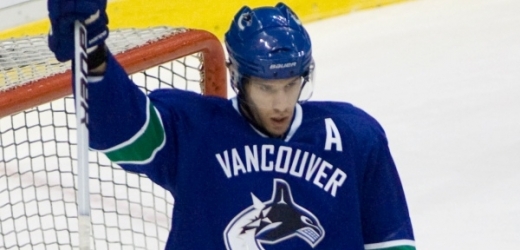Ryan Kesler pomohl Vancouveru dvěma góly pokořit jako první tým v této sezoně NHL stobodovou hranici.