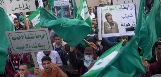 Každodenní demonstrace podpory Kaddáfímu nejsou zcela spontánní.