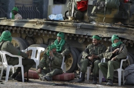 Kaddáfího vojáci zatlačují rebely zpět. 