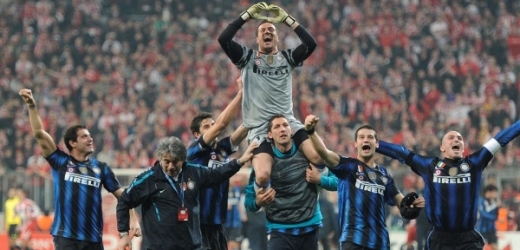 Hráči Interu Milán se v Mnichově radují z vyřazení Bayernu.