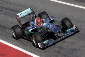Letošní Mercedes GP W02 s Michaelem Schumacherem za volantem.