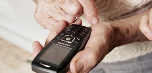 Starým lidem trvá manipulace s mobilem déle (ilustrační foto).