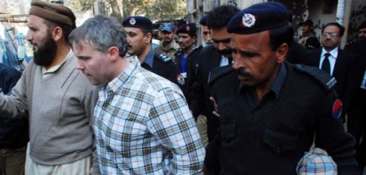 Agent CIA Raymond Davis kráčí k soudu v Láhauru.