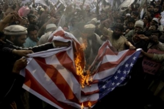 Jedna z mnoha protiamerických demonstrací v Pákistánu kvůli Davisovi.