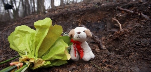 Na místo, kde byla nalezena zavražděná Anička, začali lidé nosit květiny a hračky.