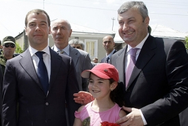 Ruský prezident Dmitrij Medveděv na setkání s jihoosetským Eduardem Kokojtym.