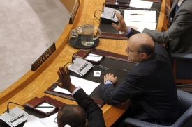 Francouzský ministr zahraničí Alain Jupp během hlasování. Právě Francie by se měla vojenské akce v Libyi účastnit.
