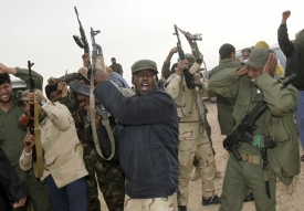 Libyjští vojáci loajální s Kaddáfím.