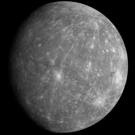 Obrázek Merkuru byl sestaven ze snímků, které při svém druhém průletu okolo planety v říjnu 2008 pořídila sonda Messenger. V plném rozlišení je k dispozici na http://jdem.cz/ky8r6.
