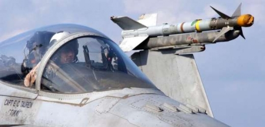 Útok na Irák. F- 18 Hornet se střelou AIM-9 Sidewinder . 