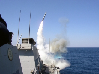 USS Porter odpaluje raketu Tomahawk na Irák roku 2003.