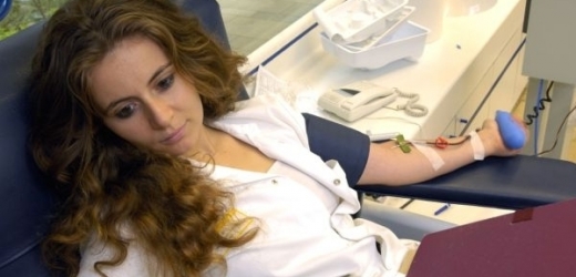Darovat krev chodí jen osm procent Čechů.