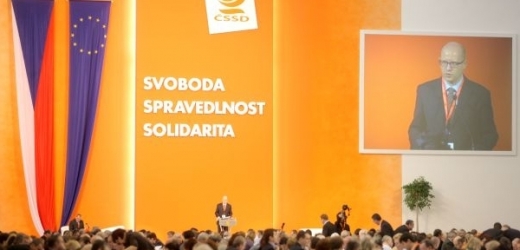 Sjezd ČSSD začal českou hymnou, hymnou EU a projevem úřadujícího předsedy Bohuslava Sobotky.