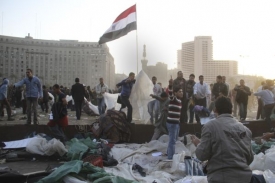 Někteří mladí stále zůstávají na náměstí Tahrír a volají po odstranění všech pozůstatků Mubarakova režimu.