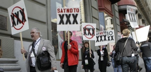 Zástupci pornografického průmyslu vyjádřili nesouhlas s připravovanou změnou čtvrtečním protestem.