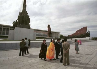 U památníku Kim Ir-sena, zakladatele dynastie.