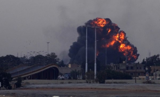 Na předměstí libyjského Benghází exploduje sestřelené letadlo.