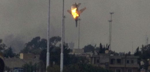 Na předměstí libyjského Benghází exploduje sestřelené letadlo.